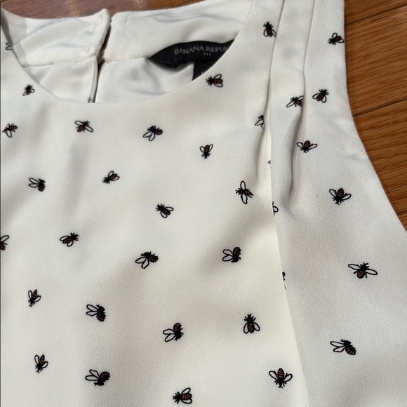 Banana Republic Ivory Tank with Black and Yellow Bumble bees - Picture 3 of 9